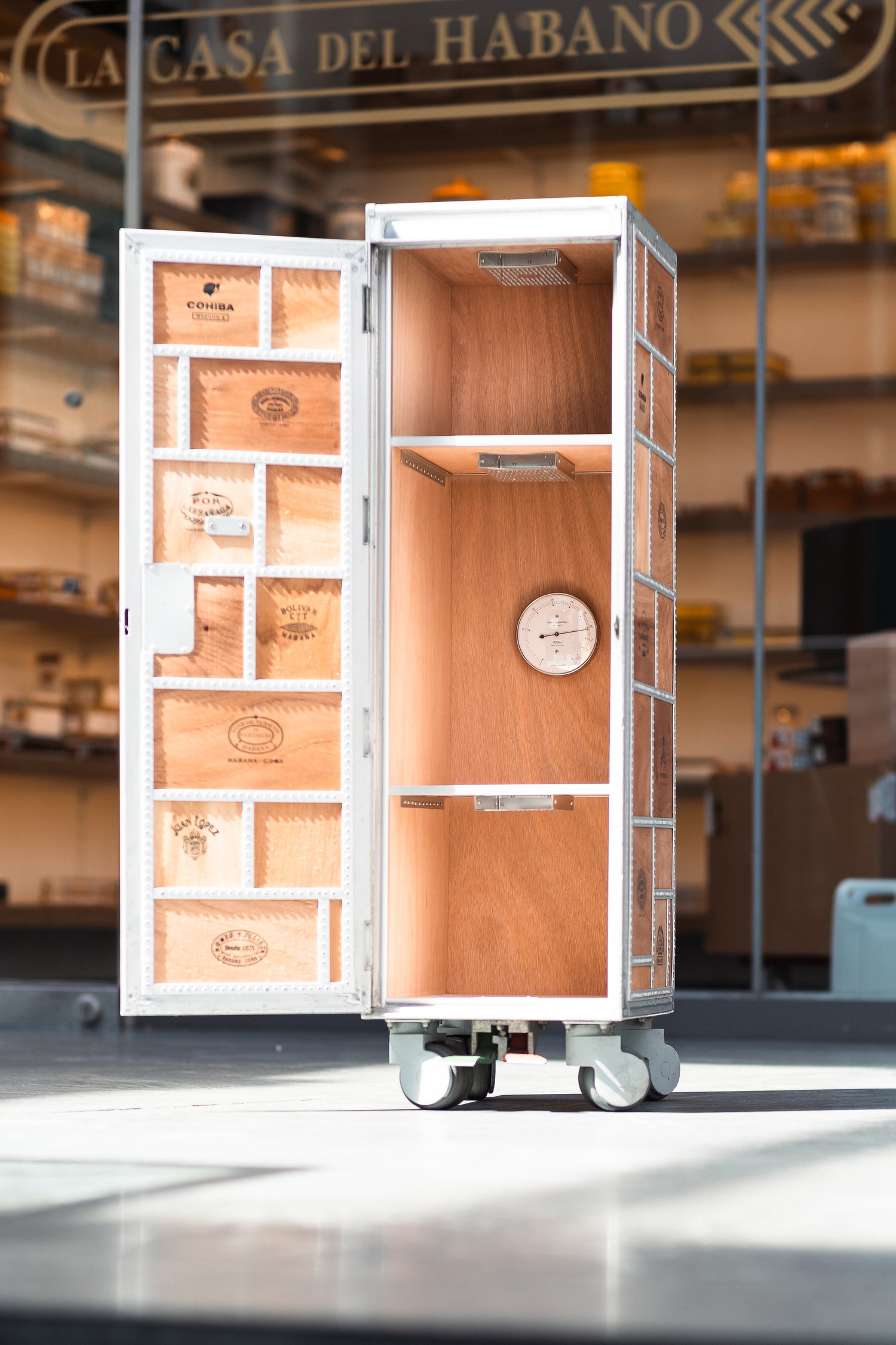 Flugzeugtrolley Humidor mit Befeuchtung und Hygrometer
