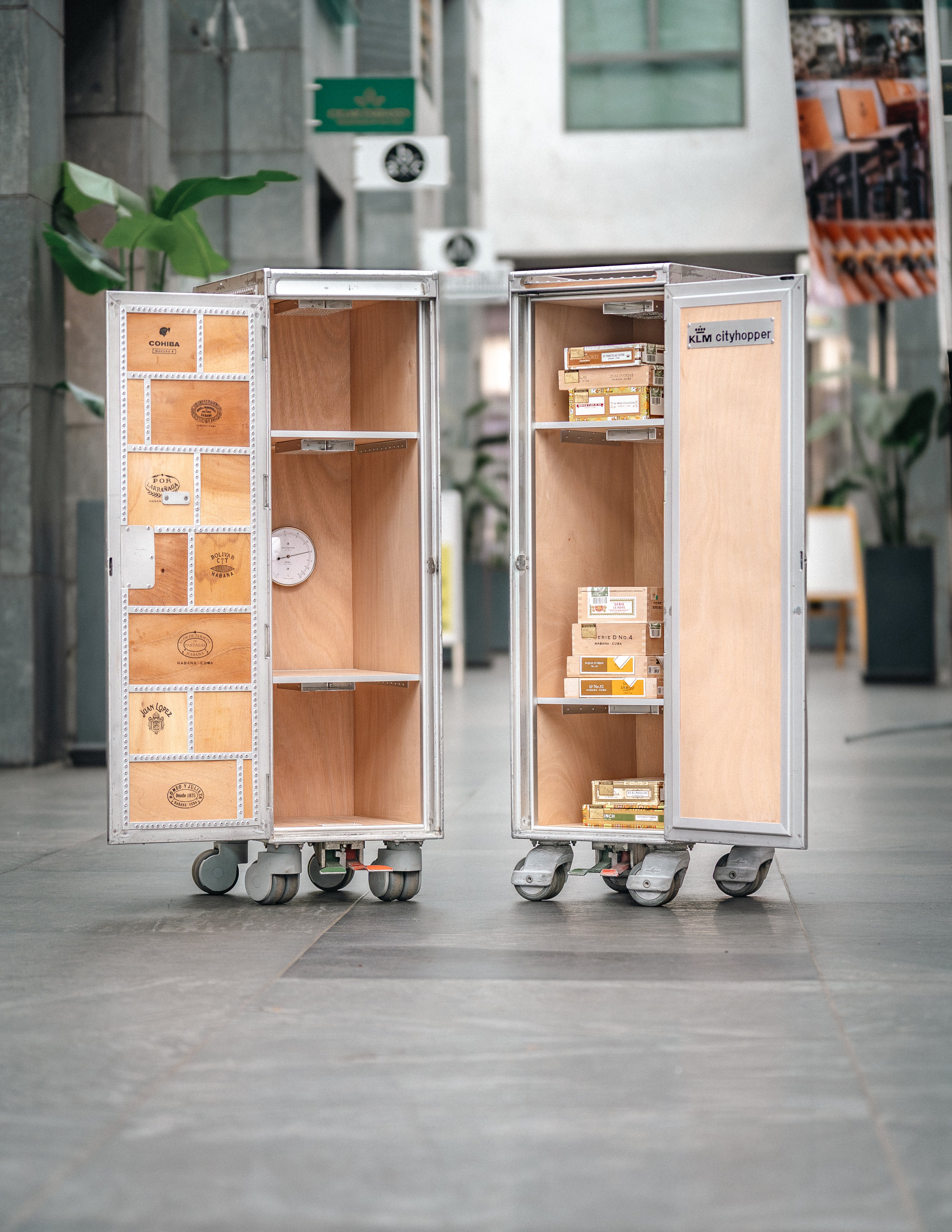 Flugzeugtrolley Humidor von Innen. Tür geöffnet.