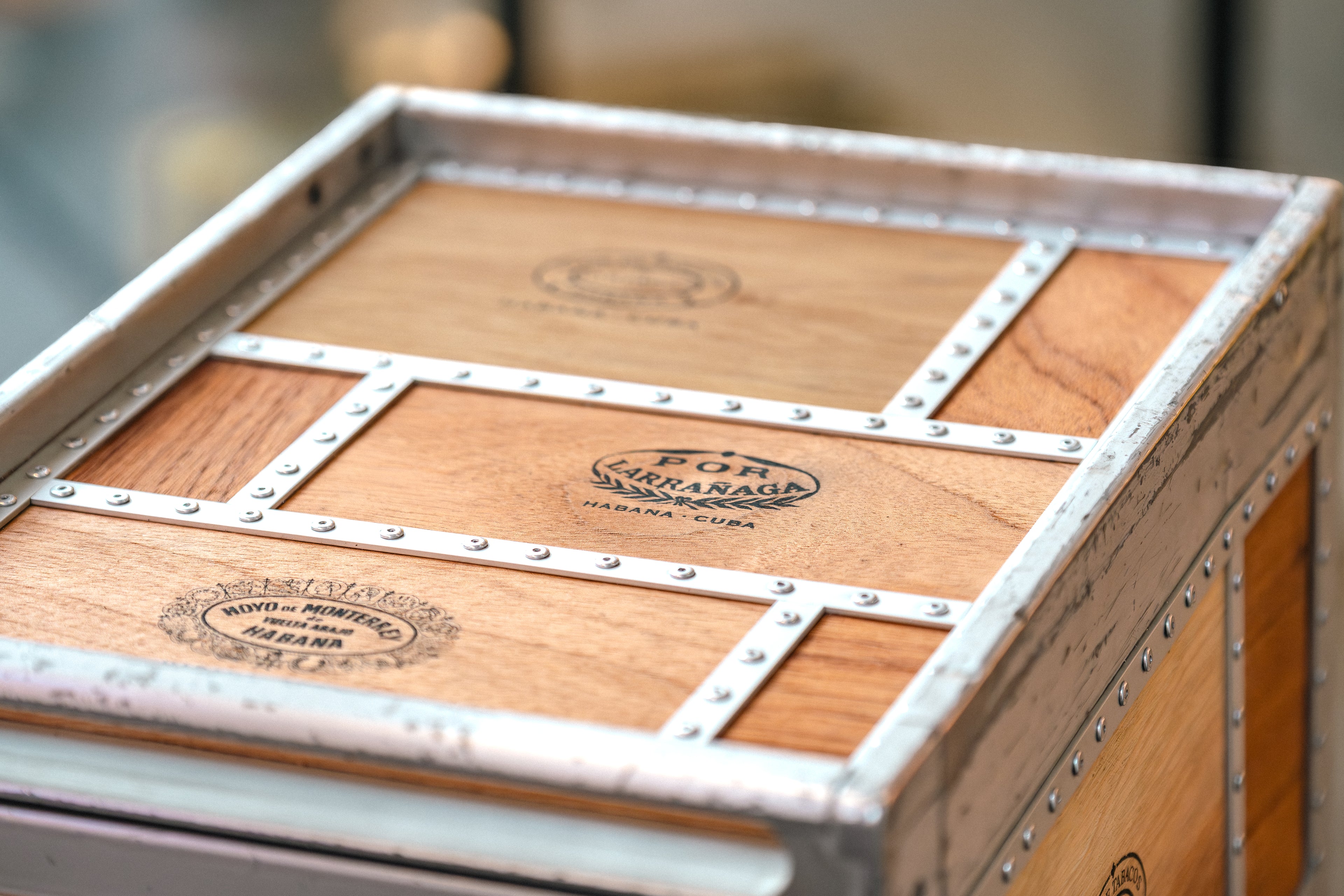 Flugzeugtrolley-Humidor mit Zedernholzblättern aus einer kubanischen Zigarrenkiste