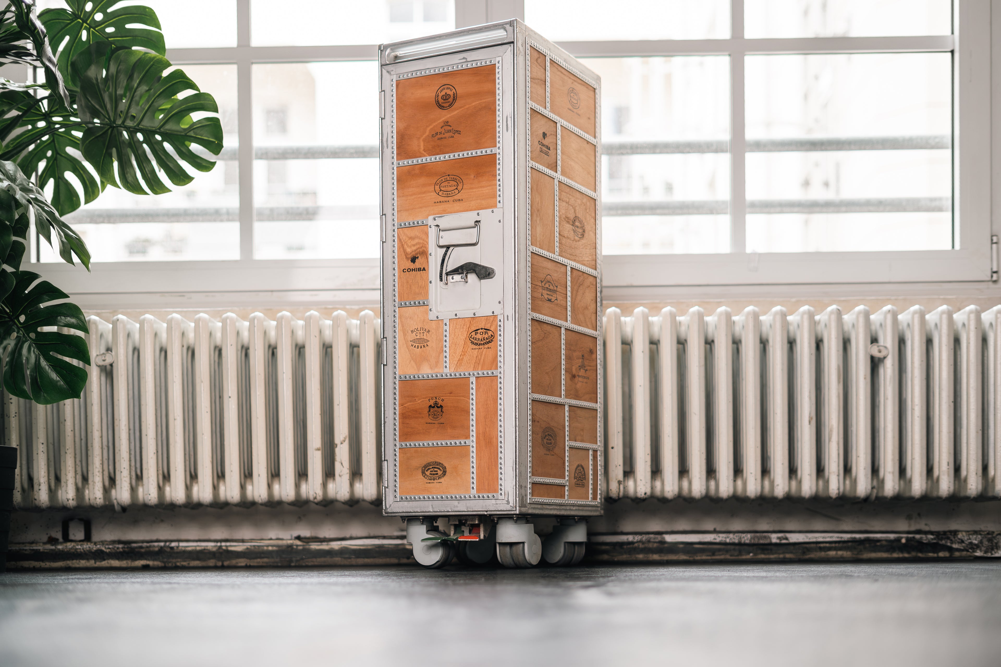 Handgefertiger Humidor in einem Flugzeugtrolley