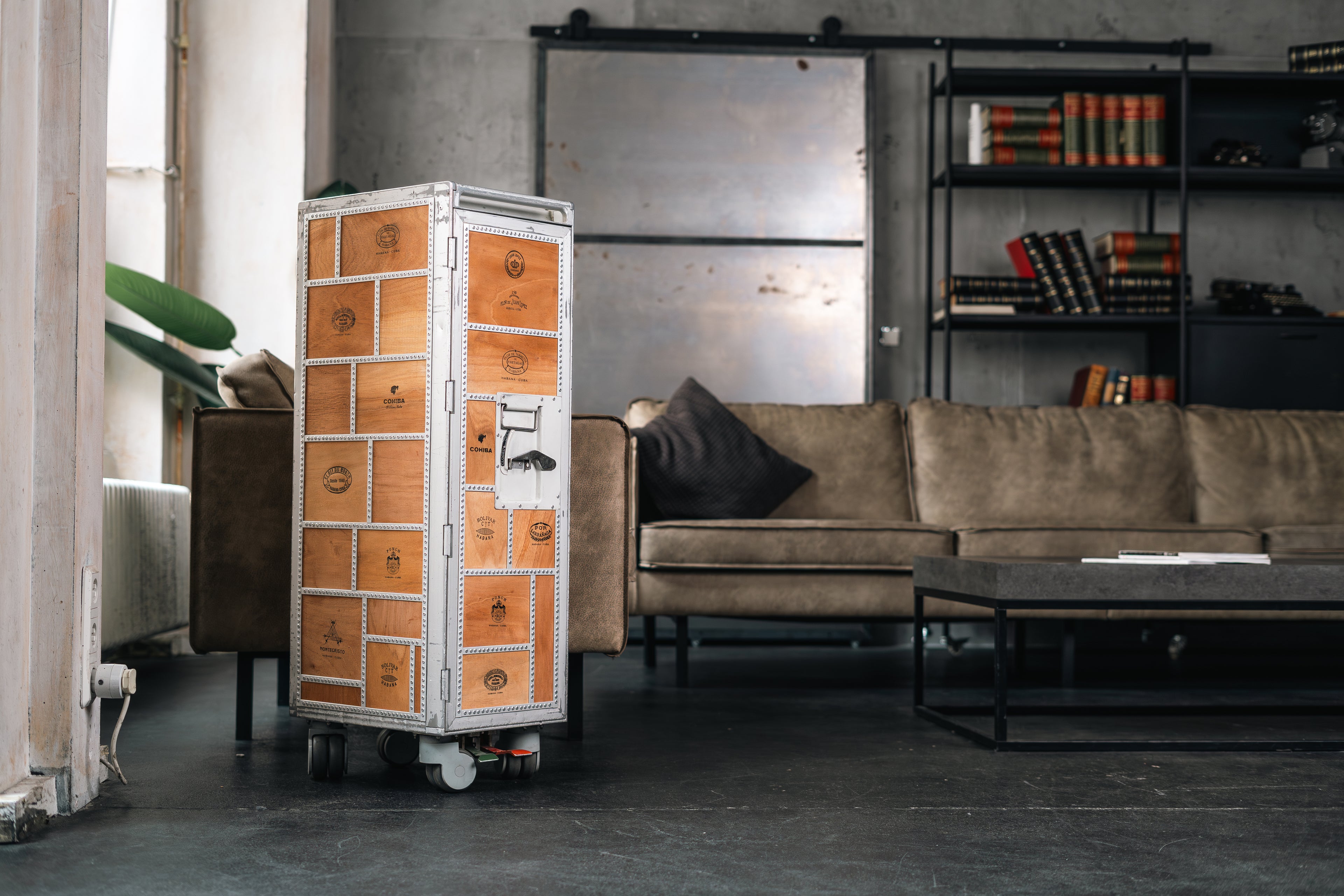 Flugzeugtrolley als Möbel und Humidor