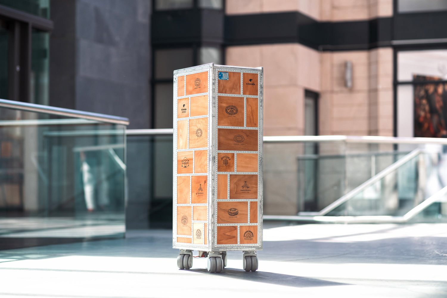 Aluminium und Holz als Flugzeugtrolley Humidor 