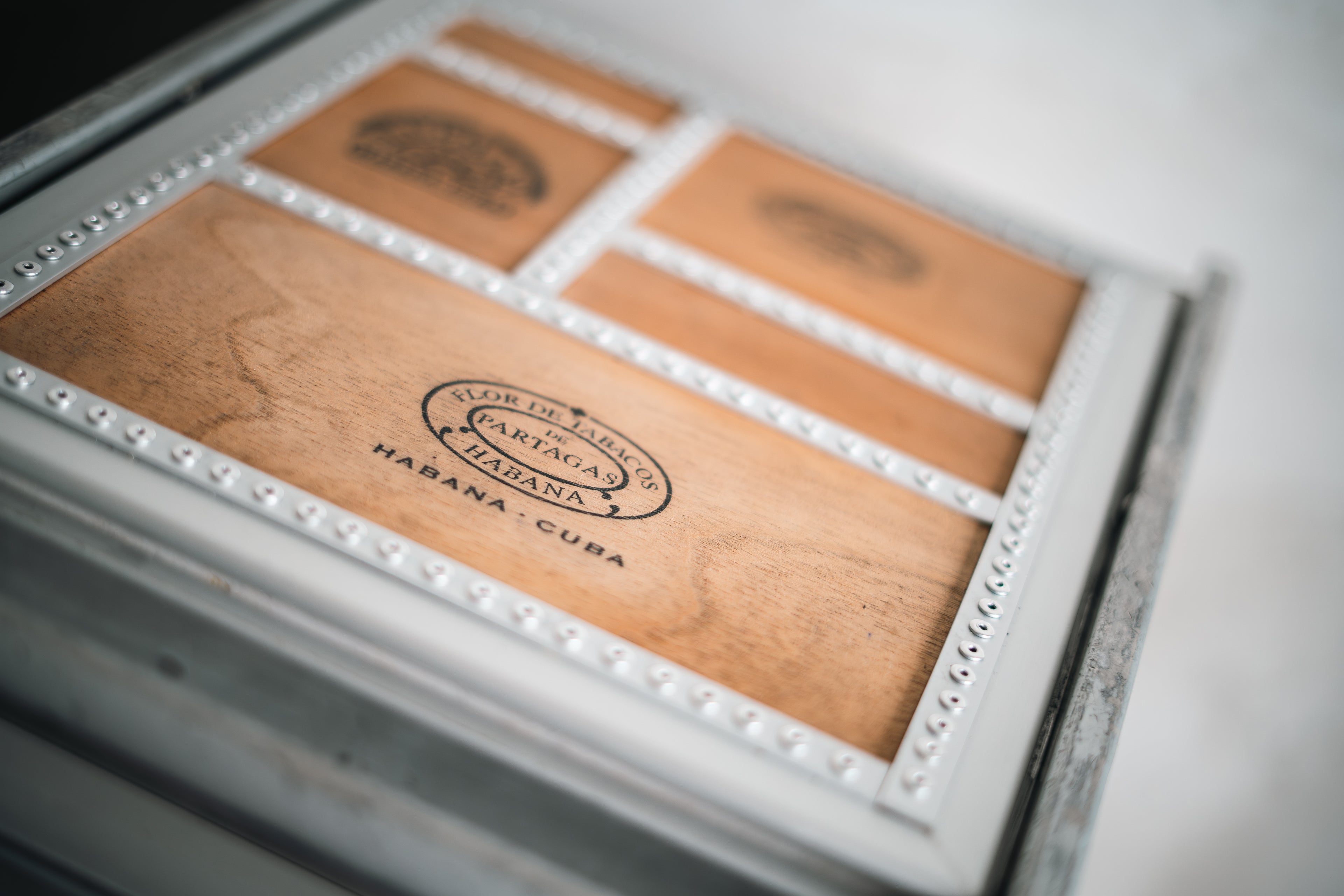 recycelte Luxus Humidor auf Räder