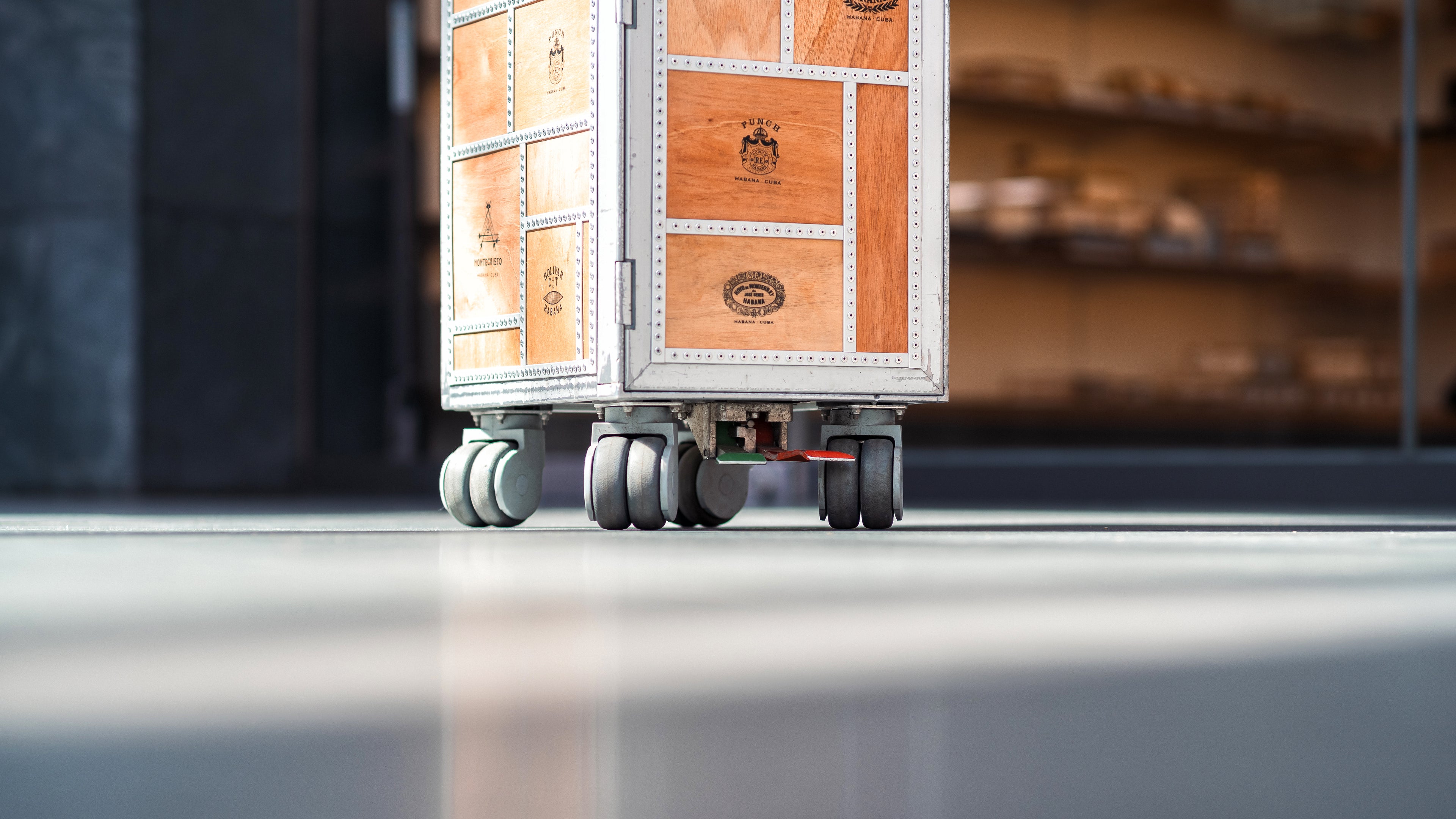 Rollender Humidor als Designmöbel